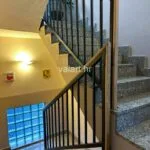 metalna unutarnja ograda antracit s drvenim rukohvatom stubište