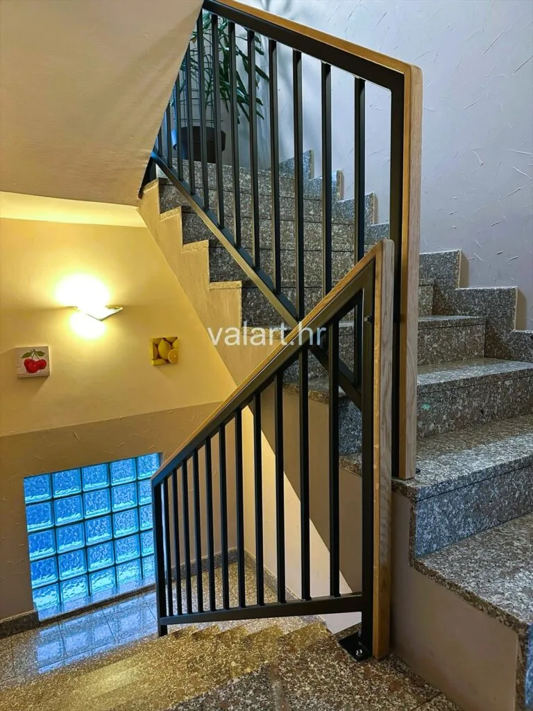 metalna unutarnja ograda antracit s drvenim rukohvatom stubište