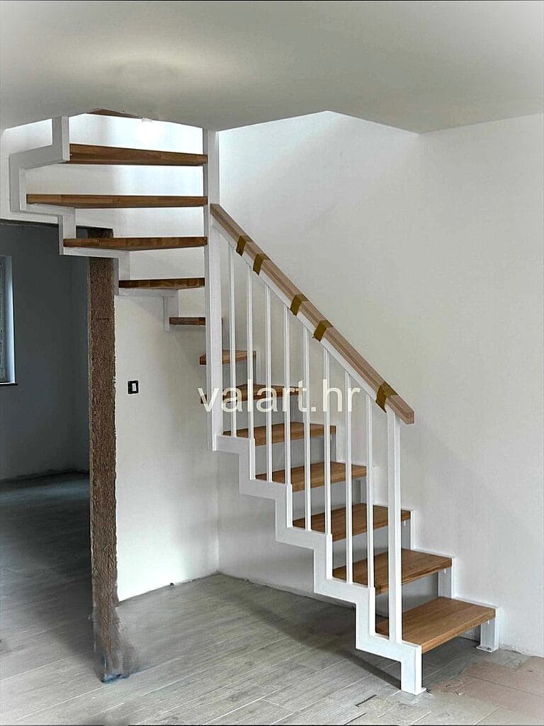 bijela metalna unutarnja ograda s drvenim rukohvatom stubište