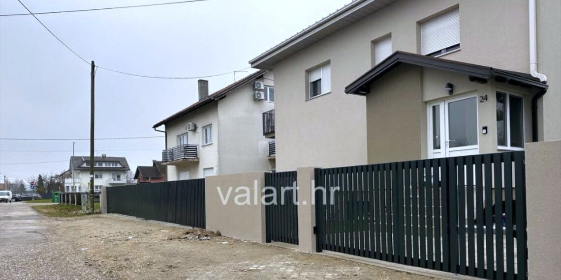 jednostavna vanjska metalna ograda tamna