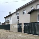 jednostavna vanjska metalna ograda tamna