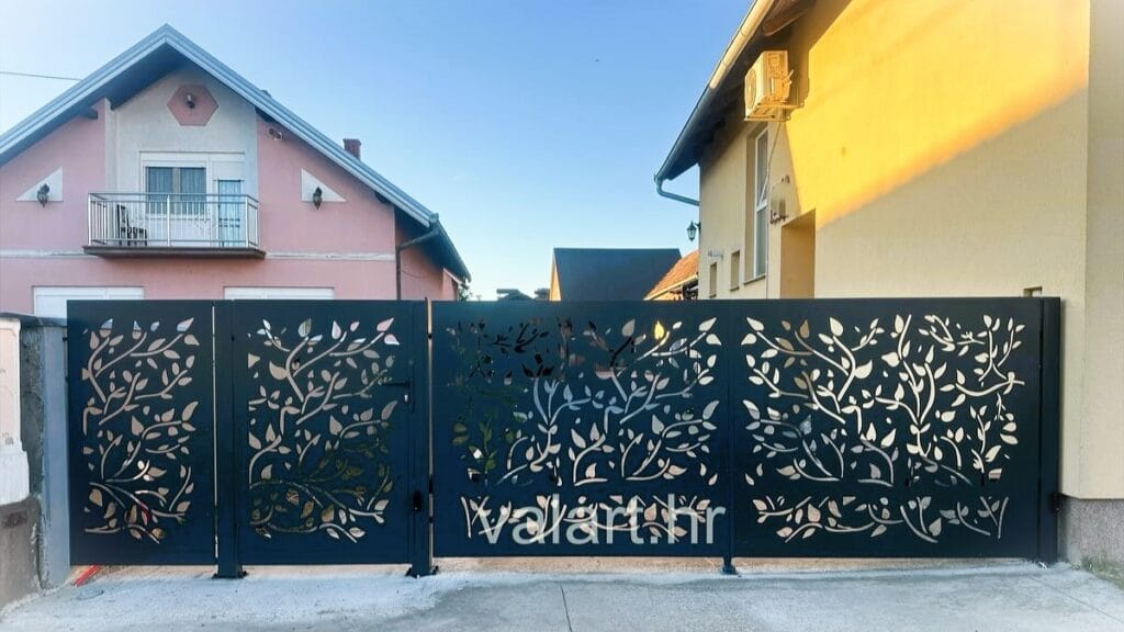 laserski rezana vanjska metalna ograda s dvorišnim vratima antracit
