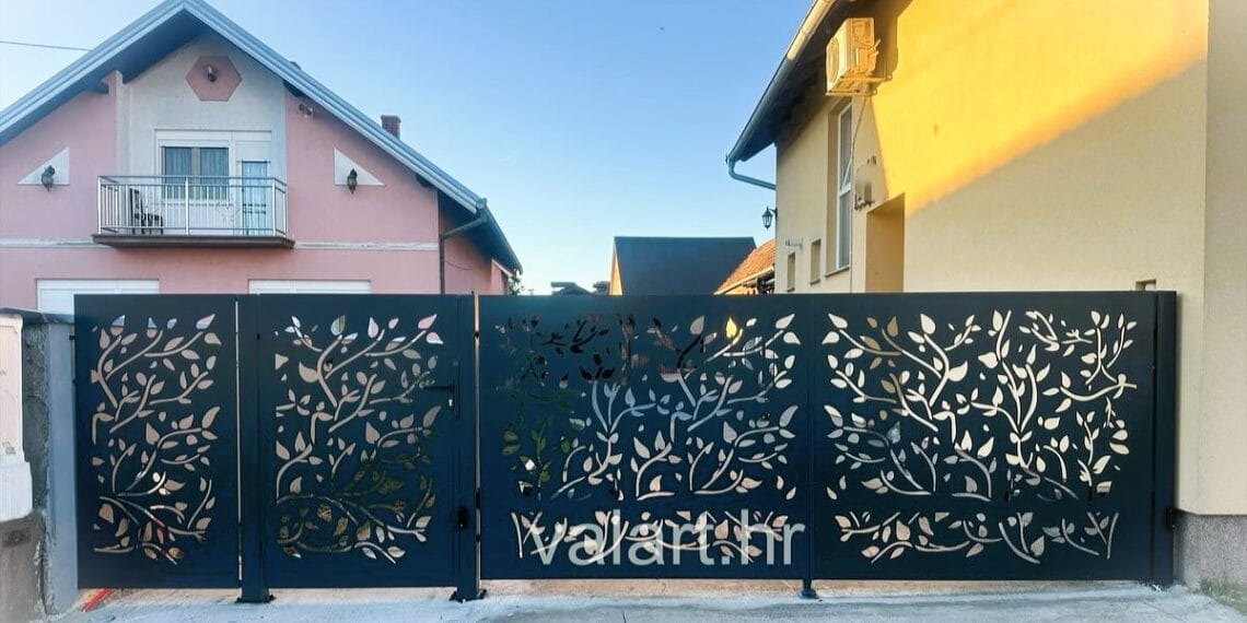 laserski rezana vanjska metalna ograda s dvorišnim vratima antracit